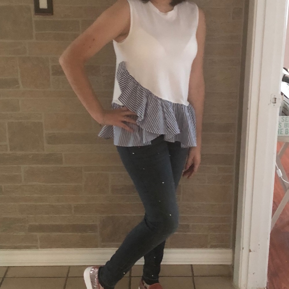 SOLD✅Woman’s white ruffled blouse